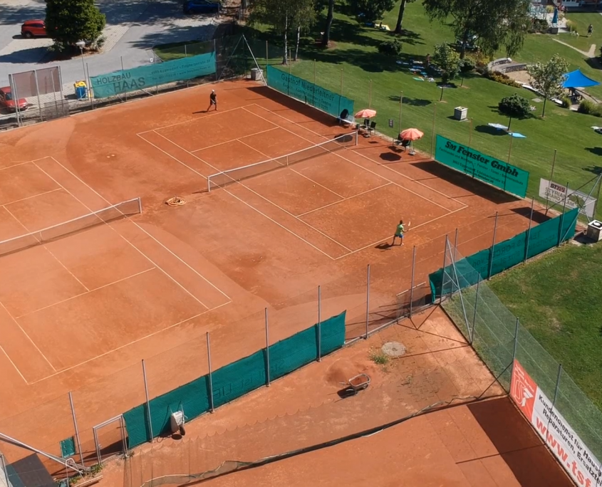 Tennisanlage Luftbild aufgenommen mit einer Drohne